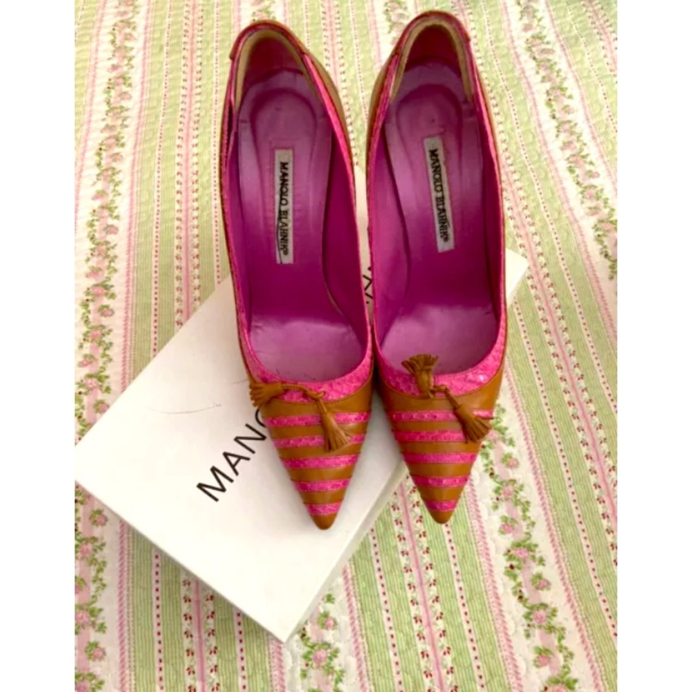 MANOLO BLAHNIK BEIGE PINK EMBOSSED LEATHER PUMPS HEELS STILETTOS 38.5 W/ BOX